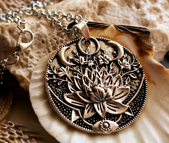 Runde Silber-Halskette mit filigraner Lotusblume. Unisex-Design, Ausdruck von Eleganz, Stärke und zeitloser Schönheit.