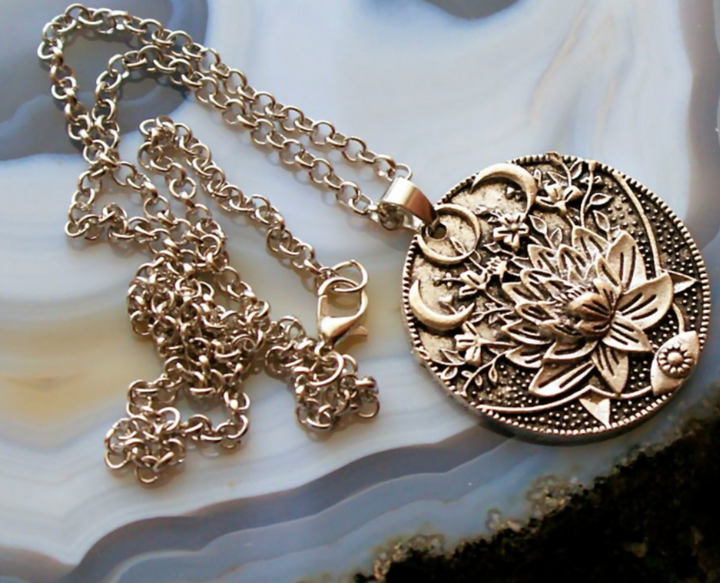 Spirituelle Lotusblumen-Halskette aus Silber, ein unisex Geschenk. Symbolisiert Stärke, Eleganz und innere Ruhe.