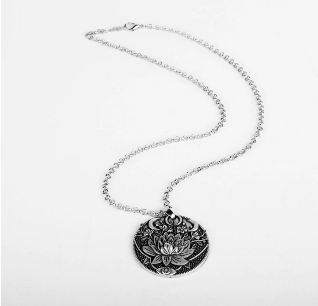 Unisex Lotusblumen-Halskette aus Silber, symbolisiert Eleganz & Stärke. Spiritueller Schmuck, ideales Geschenk.