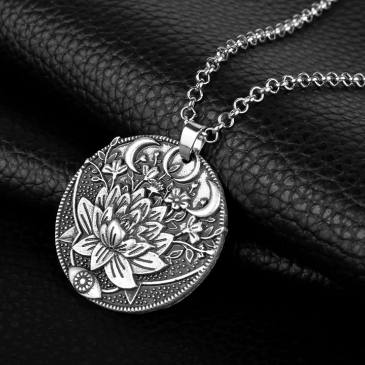 Stilvolle Unisex-Halskette mit Lotusblume. Moderner Schmuck für Herren und Damen, vereint Eleganz & spirituelle Stärke.