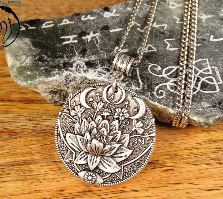 Elegante Silberkette mit detailliertem Lotusblumen-Anhänger. Unisex-Schmuck, ein Symbol für Reinheit und Kraft.