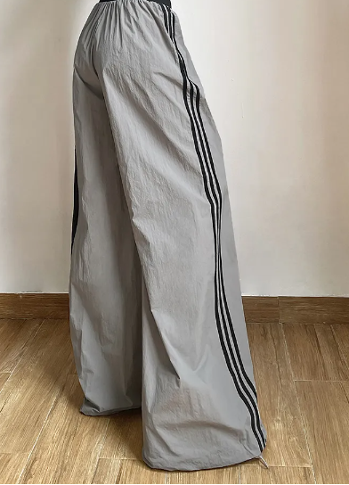 Komfortable Damen Jogginghose, Oversized mit weitem Bein in Grau. Locker sitzende Freizeithose für den Alltag.