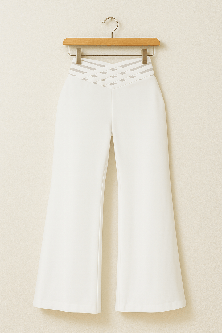 Weiße Damen Schlaghose mit hohem Bund & modernem Cut-out. Trendige Freizeithose, elegant & figurformend.