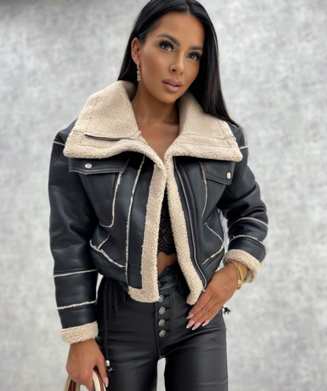 Detailaufnahme des luxuriösen Damen Wintermantels, Shearling-Futter für Wärme und Eleganz im Winter.