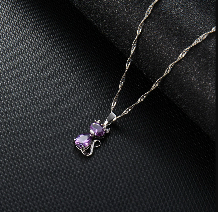 Funkelnder Damen Anhänger aus rhodiniertem Silber mit strahlenden Zirkonia-Kristallen. Elegante Halskette für Geschenke.