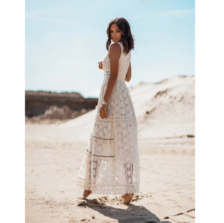 Vielseitiges Damen Sommerkleid in Weiß, elegant & leicht, passend für Abendmode oder als Freizeitkleid.