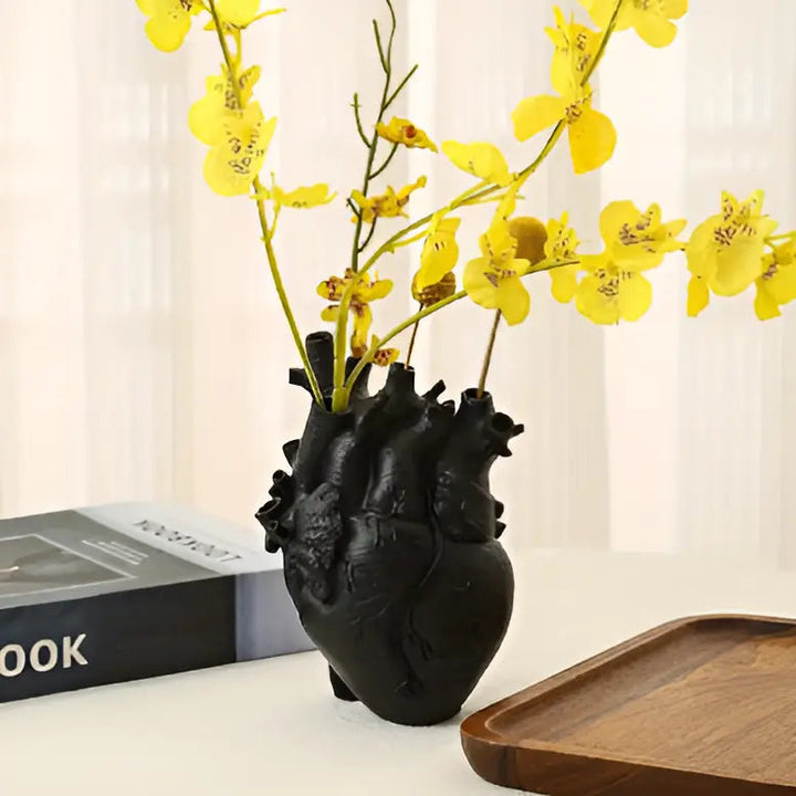 Weiße herzförmige Harzvase im antiken griechischen Stil, perfekt für Blumen und Dekoration.