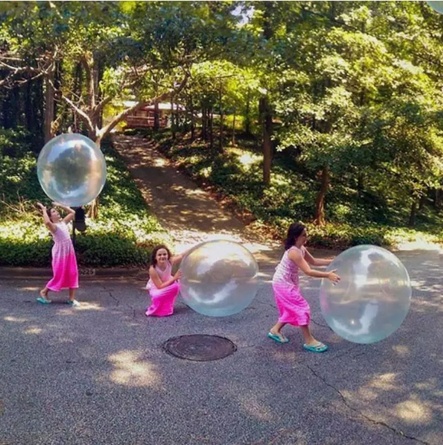 Farbenfroher Bubble-Ball am Strand, bereit für Sommer-Abenteuer und unvergessliche Familienspielmomente.