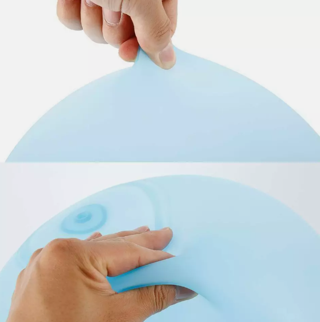 Mehrere Kinder lachen beim Spielen mit dem riesigen, flexiblen Bubble-Ball, einem tollen Outdoor-Spielzeug für Freunde.