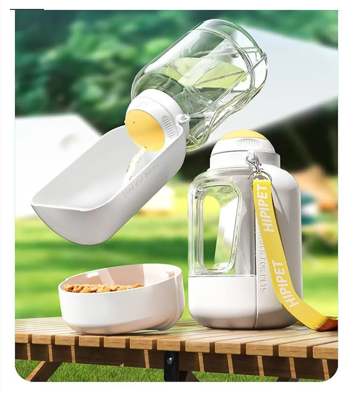 Hund trinkt Wasser aus der Flasche mit integriertem Fressnapf beim Gassi gehen; ideal für Reisen.