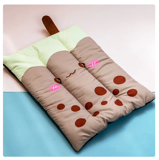 Weiche Kühlmatte mit Kirsch-Design, bietet angenehme Kühle & Entspannung für Haustiere an warmen Tagen.