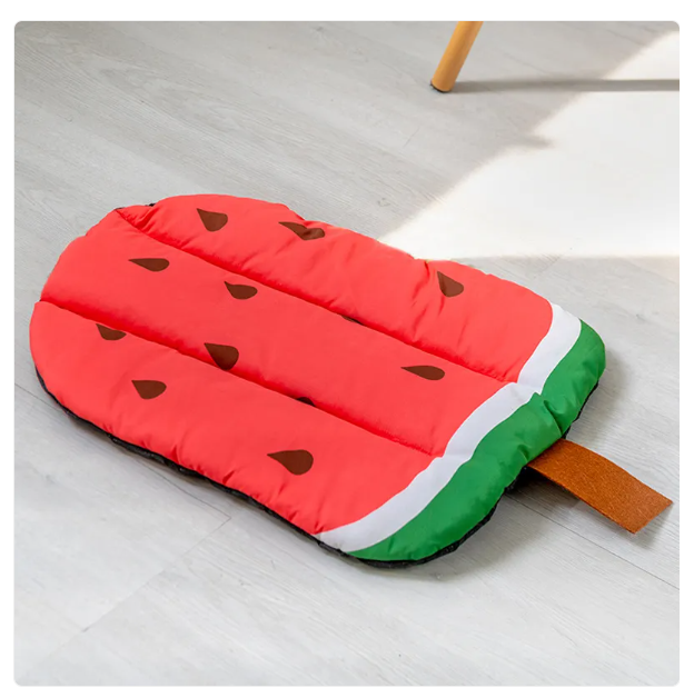 Detailansicht der kühlenden Haustiermatte mit lebhaftem Wassermelonen-Muster, perfekt für den Sommer.