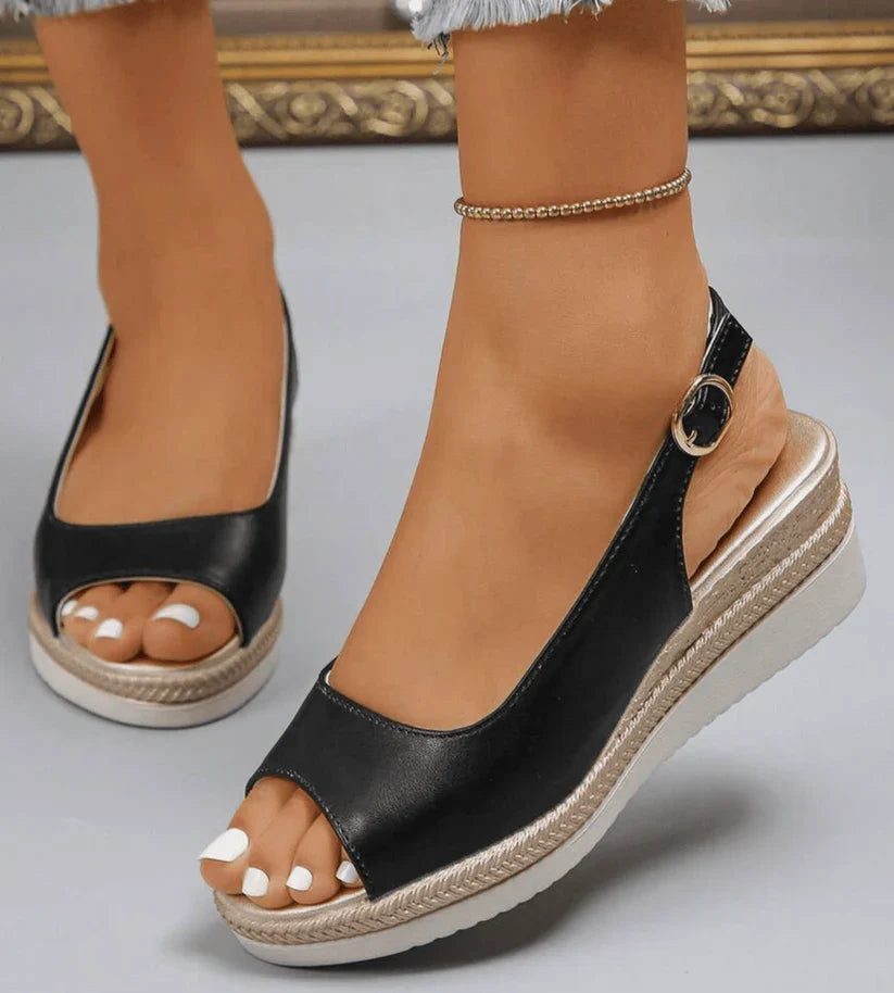Stilvolle Damen Sommersandalen: Espadrille mit Keilabsatz & Plateau. Offene Zehen, bequemer Slingback-Verschluss.