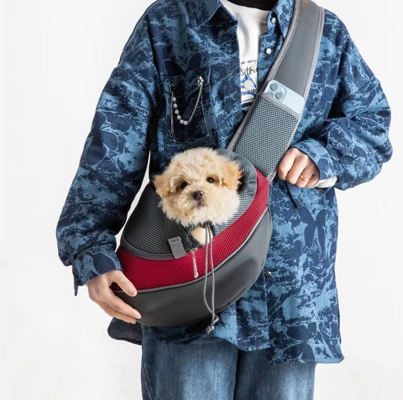 Graue, atmungsaktive Hunde-Schultertragetasche für kleine Hunde, bequem für unterwegs & Reisen.
