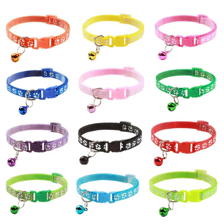 Stylisches Katzenhalsband mit Pfotenmuster, Sicherheits-Schnellverschluss und praktischer Glocke.