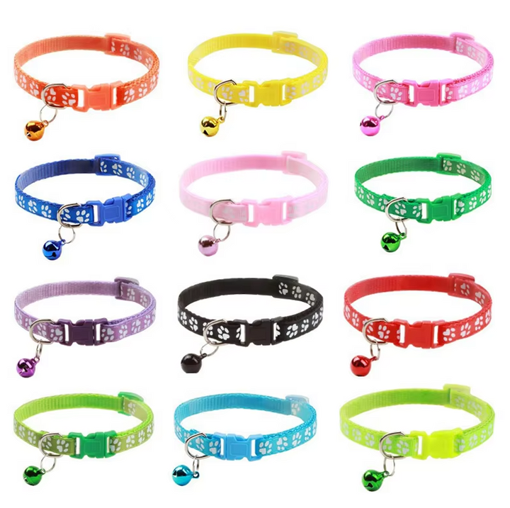 Stylisches Katzenhalsband mit Pfotenmuster, Sicherheits-Schnellverschluss und praktischer Glocke.