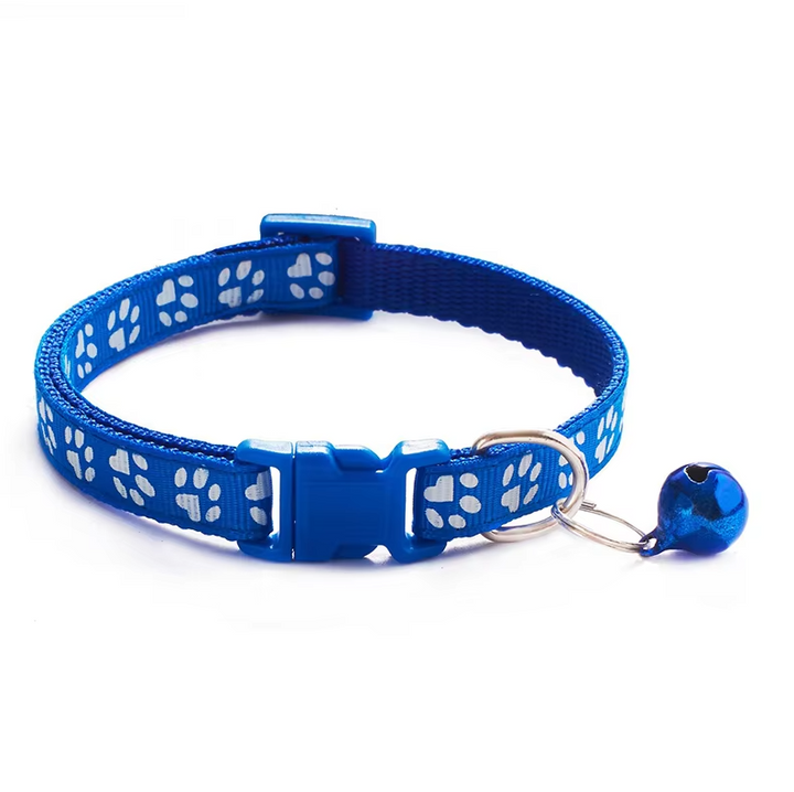 Komfortables Halsband für Katzen, verstellbar, mit Glöckchen, Pfotenmuster und sicherem Schnellverschluss.