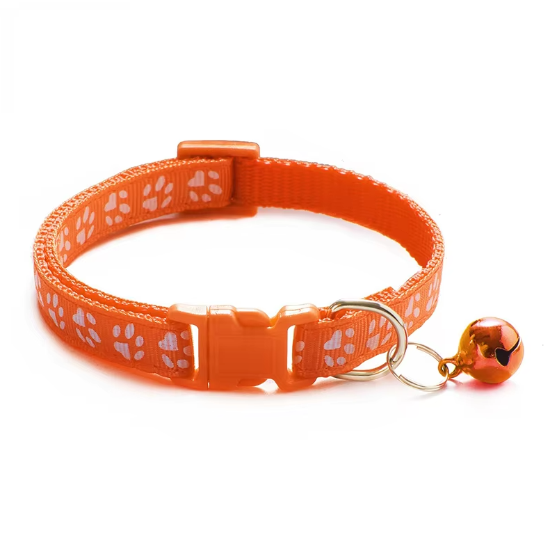 Modernes Katzenhalsband mit Glocke, stylischem Pfotenmuster und zuverlässigem Schnellverschluss für Ihre Katze.