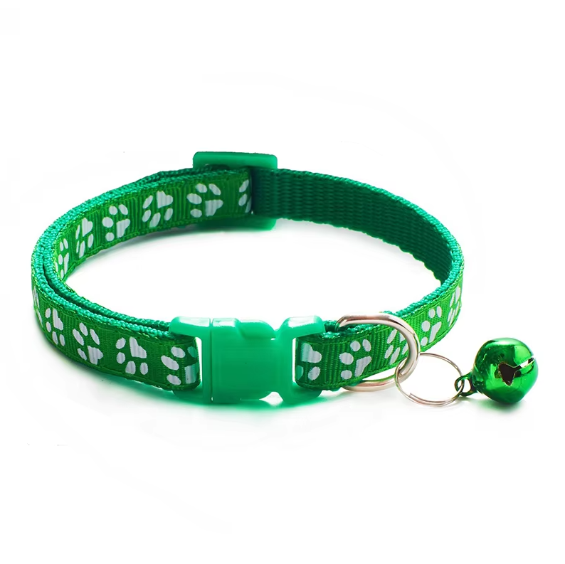 Langlebiges Halsband für Katzen mit Glocke, weichem Material und stylischem Pfotenmuster für den täglichen Gebrauch.