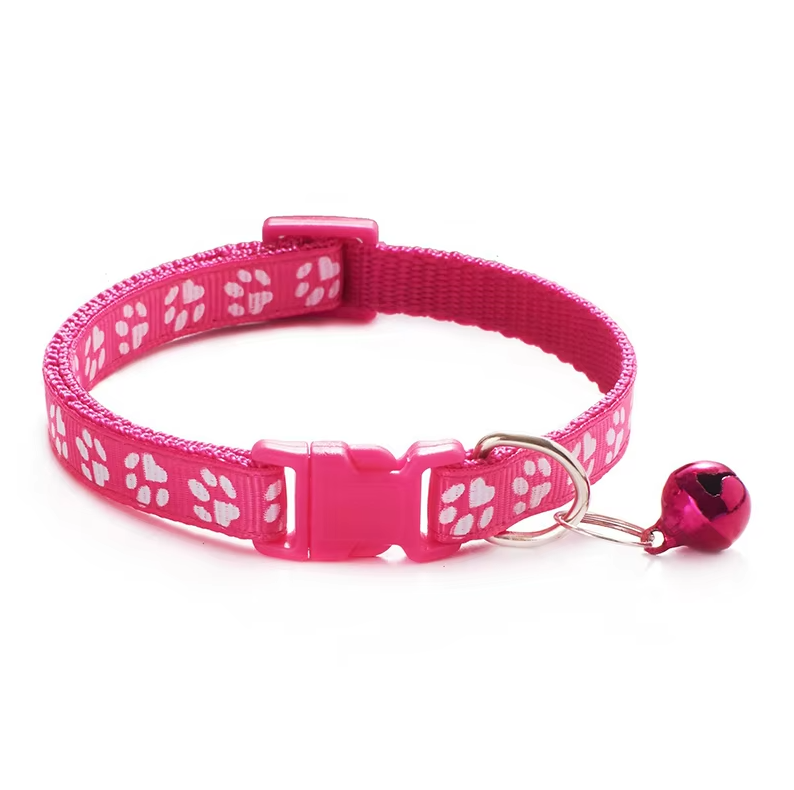 Modisches Katzenhalsband mit Glocke, Sicherheitsverschluss und charmantem Pfotenmuster, perfekt für Freigänger.
