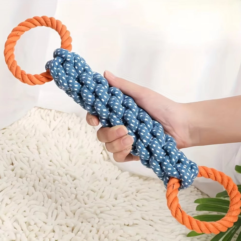 Detailansicht: Robuster Kauknochen für Hunde aus dickem Seil, ideal für ausgiebiges Kauen und gesunde Zähne.