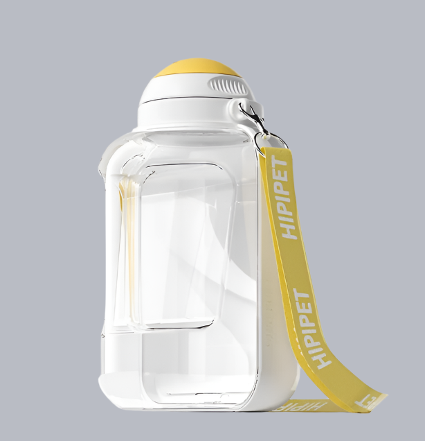 Glücklicher Hund trinkt frisches Wasser aus der 2-in-1 Reiseflasche, daneben Trockenfutter.