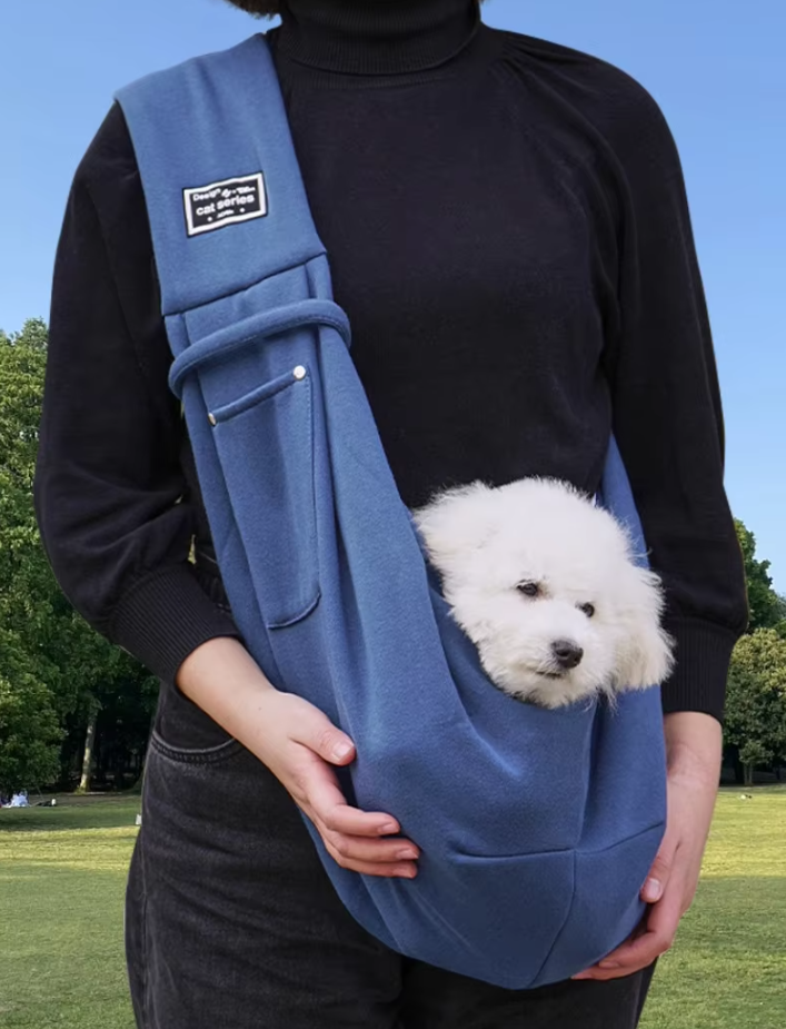 Komfortable Hundetasche/Katzentrage mit Schultergurt für sicheren Transport im Auto. Ideal für unterwegs & Tierwohl.