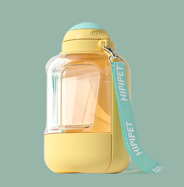 Hundebesitzer füllt Wasser in die 2-in-1 Flasche für seinen Hund während einer Wanderung im Grünen.