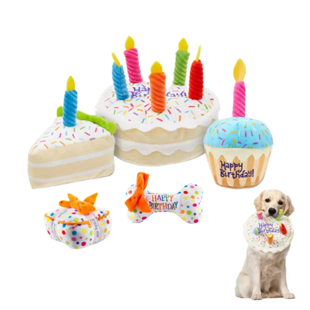 Fröhliches Hundespielzeug Geburtstags-Set. Beinhaltet einen Plüschkuchen und einen Quietschknochen zum Spielen.