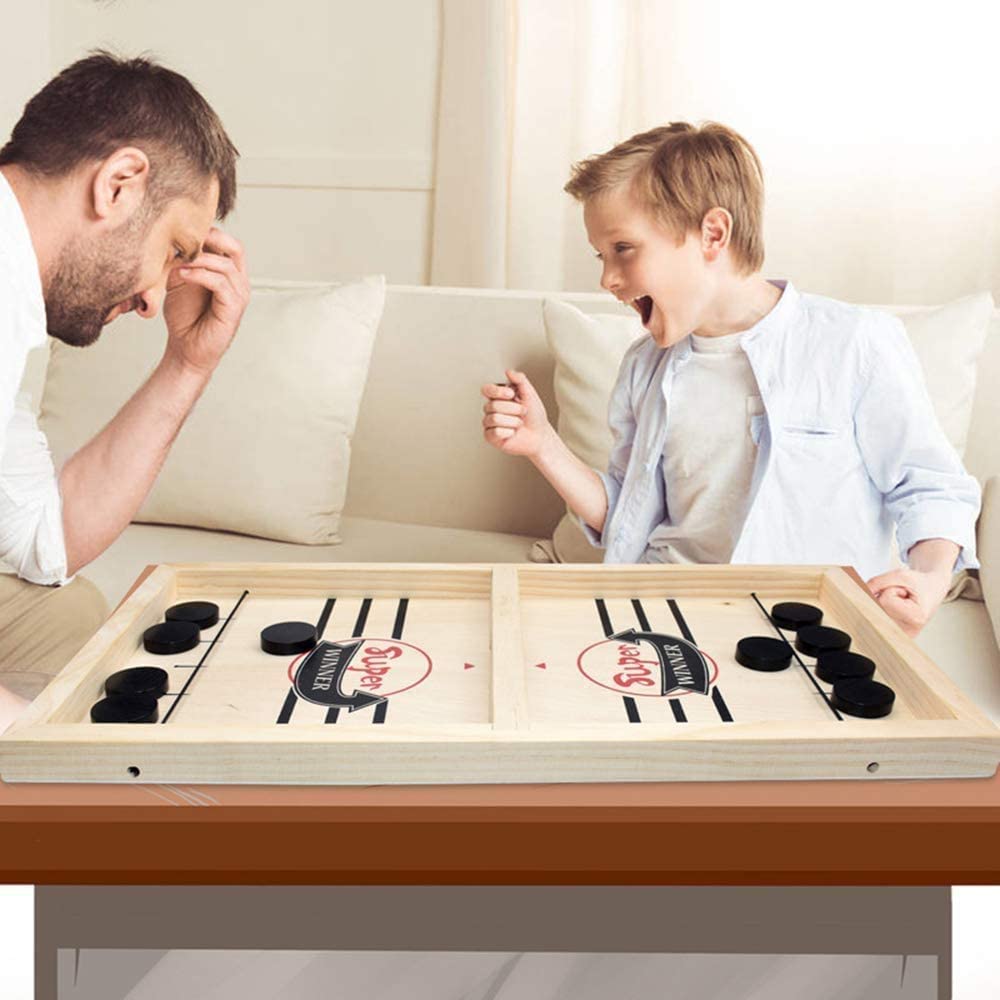 Robustes 2-in-1 Tischfußball & Sjoel Spielset aus Holz für Familienspaß drinnen; perfektes Gesellschaftsspiel.
