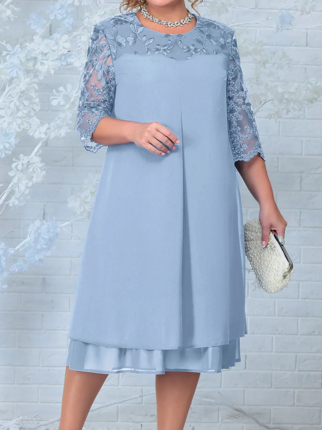 Elegantes Damenkleid Übergröße in Himmelblau, romantische Stickereien für Hochzeiten & Feste.