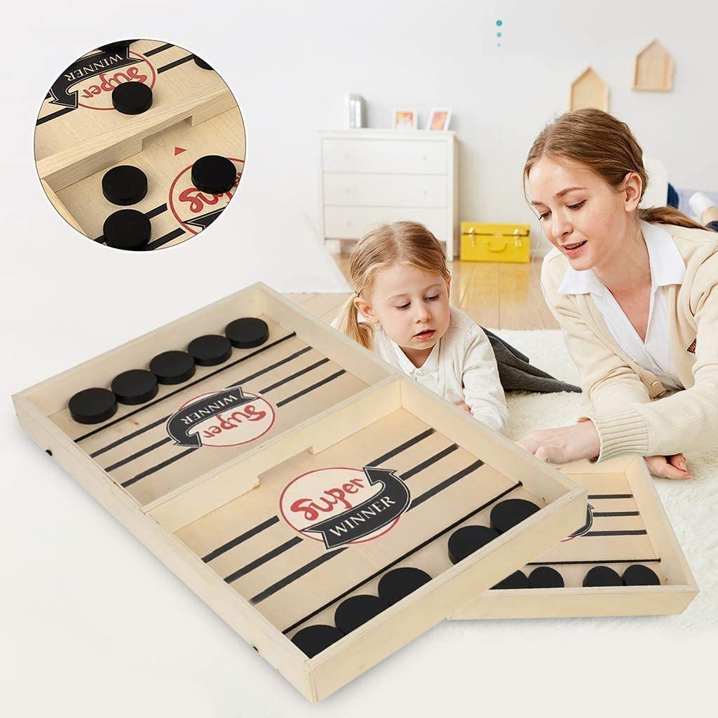 Detailansicht des Tischfußball-Spielfelds des 2-in-1 Holzspielsets, bereit für spannende Indoor-Matches.