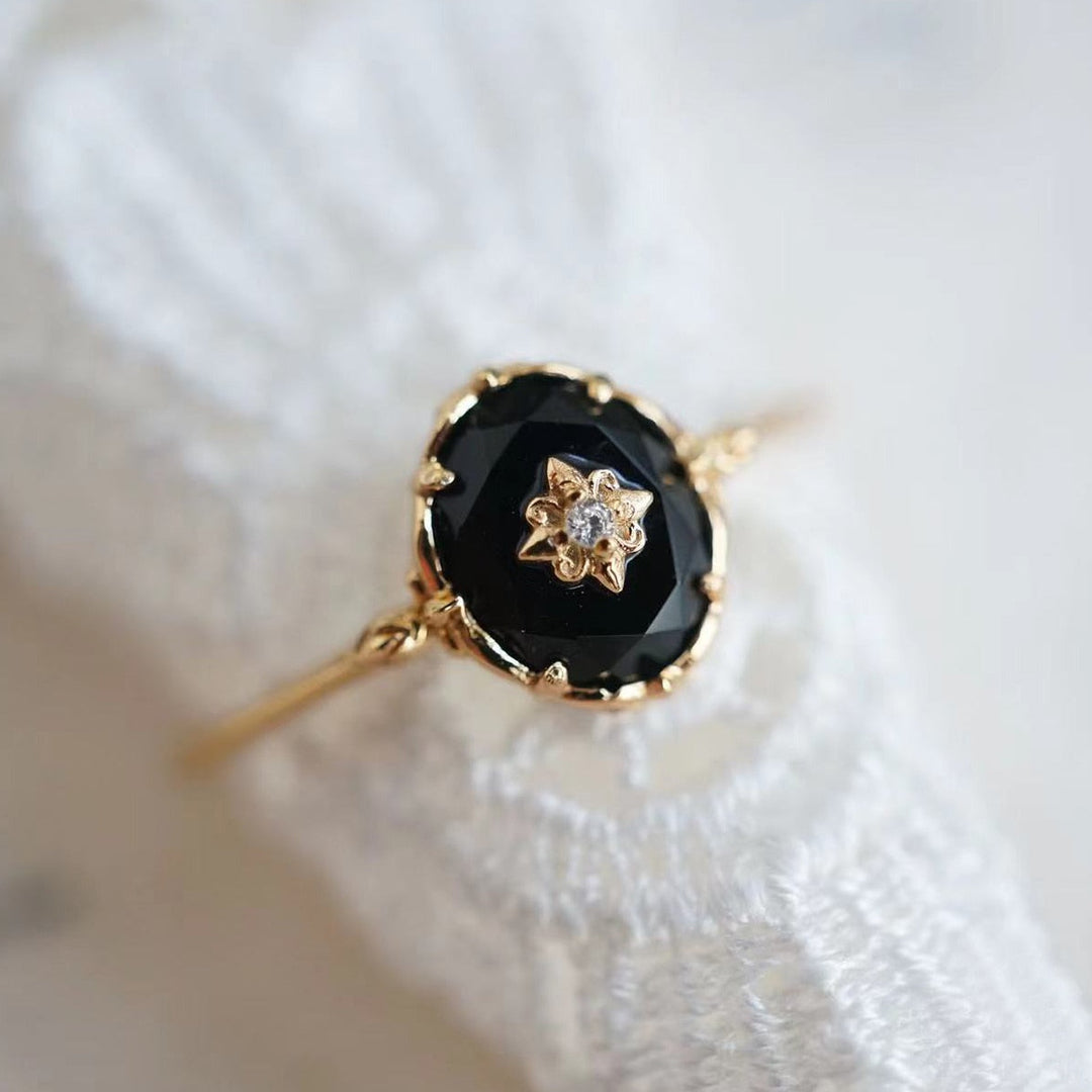 Eleganter Damen Achatring im Vintage-Stil: Großer Edelstein in Silberfassung, seitlich verziert mit funkelnden Zirkonen.