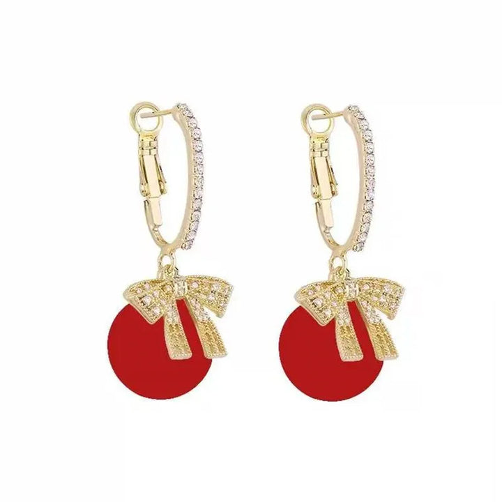 Glamouröse Perlen- & Schleifenohrringe für Weihnachten, eleganter Damenschmuck als festliche Geschenkidee.