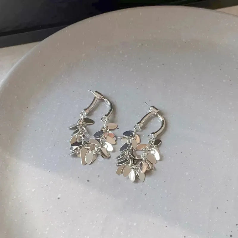 Elegante Blatt-Ohrringe für Damen mit funkelnden Pailletten und langen Quasten, ein glamouröses Accessoire.