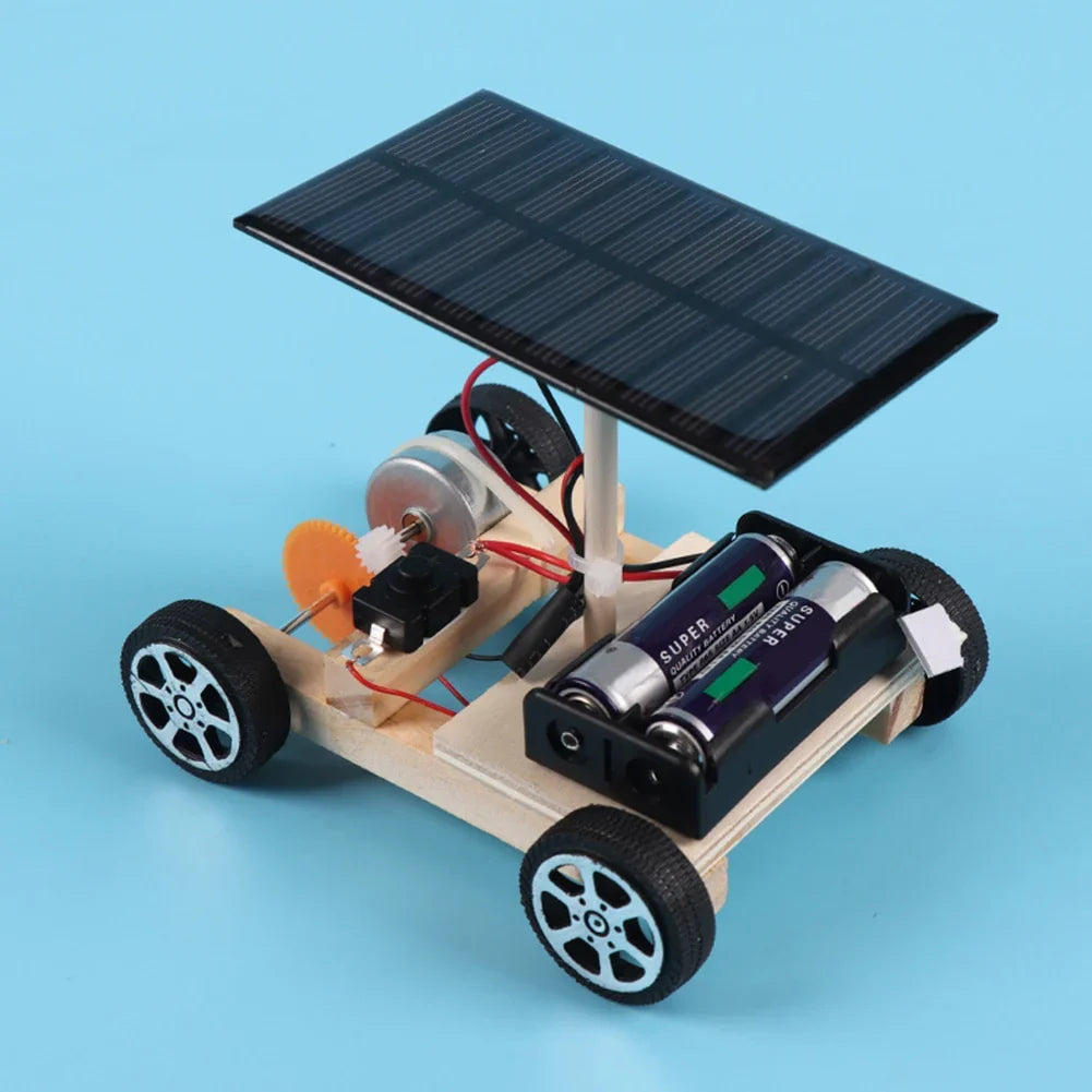 Kind konstruiert Solar-Rennwagen aus dem Bausatz, ein pädagogisches DIY-Technikspielzeug für Kinder.