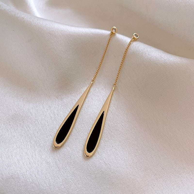 Elegante, lange Teardrop-Ohrringe mit schwarzen Quasten aus Kupferlegierung für Damen, ein Statement-Accessoire.