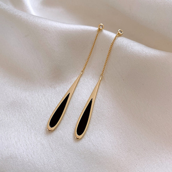 Elegante, lange Teardrop-Ohrringe mit schwarzen Quasten aus Kupferlegierung für Damen, ein Statement-Accessoire.