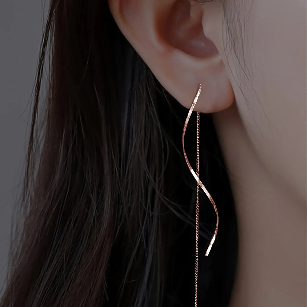 Silberne wellenförmige Damenohrringe mit feinen Quasten, zeitloser Modeschmuck.