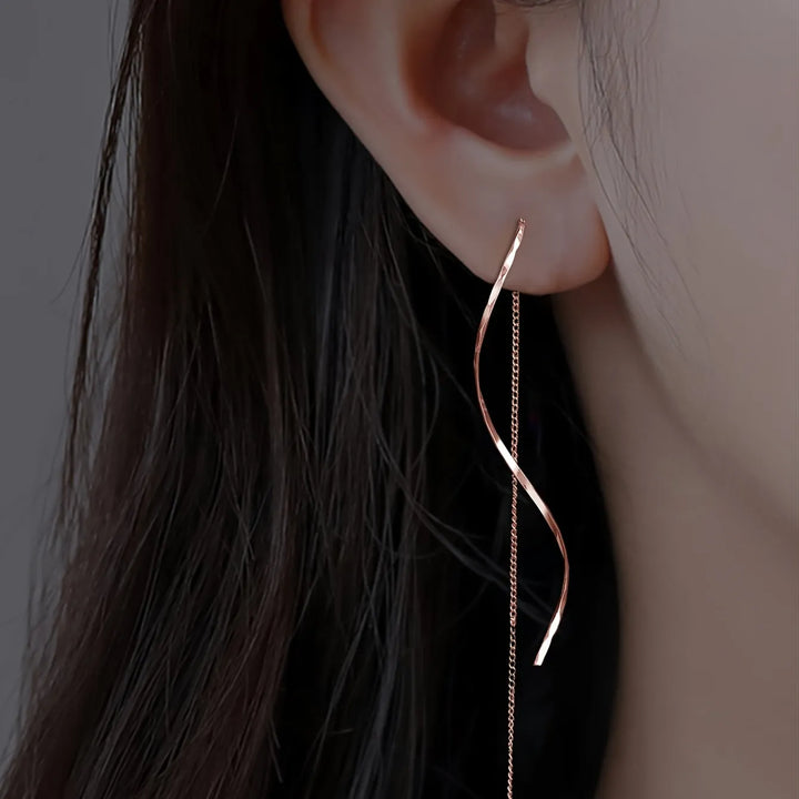 Silberne wellenförmige Damenohrringe mit feinen Quasten, zeitloser Modeschmuck.