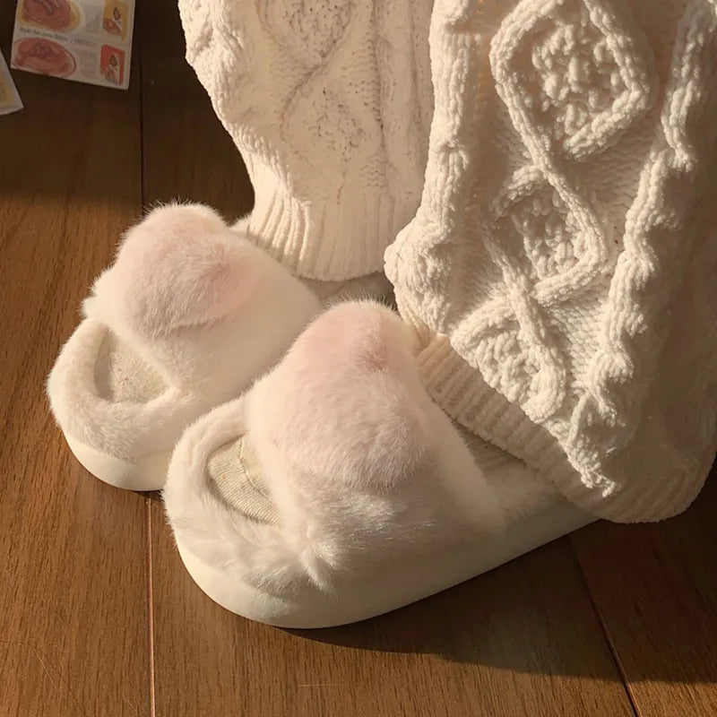 Flauschige Herz Hausschuhe für Damen, warm und gemütlich. Offene Zehen Winter-Pantoffeln für zu Hause.