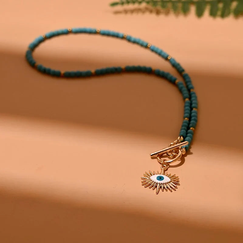 Schicke Damen Perlen-Choker-Halskette mit Evil Eye. Trendiger Schmuck für jeden Anlass.