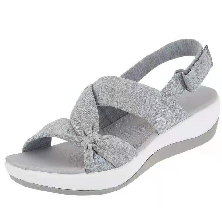 Nahaufnahme der verstellbaren Riemen an Damen Sandalen. Orthopädische Sandalen für optimalen Komfort.