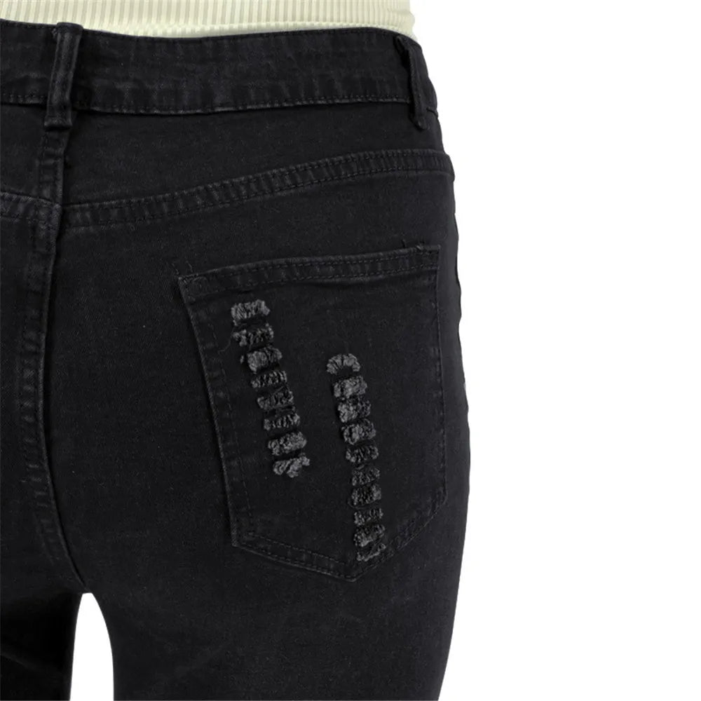 Detailaufnahme der Stretch Schlagjeans für Damen, zerrissene Knie, modisch.