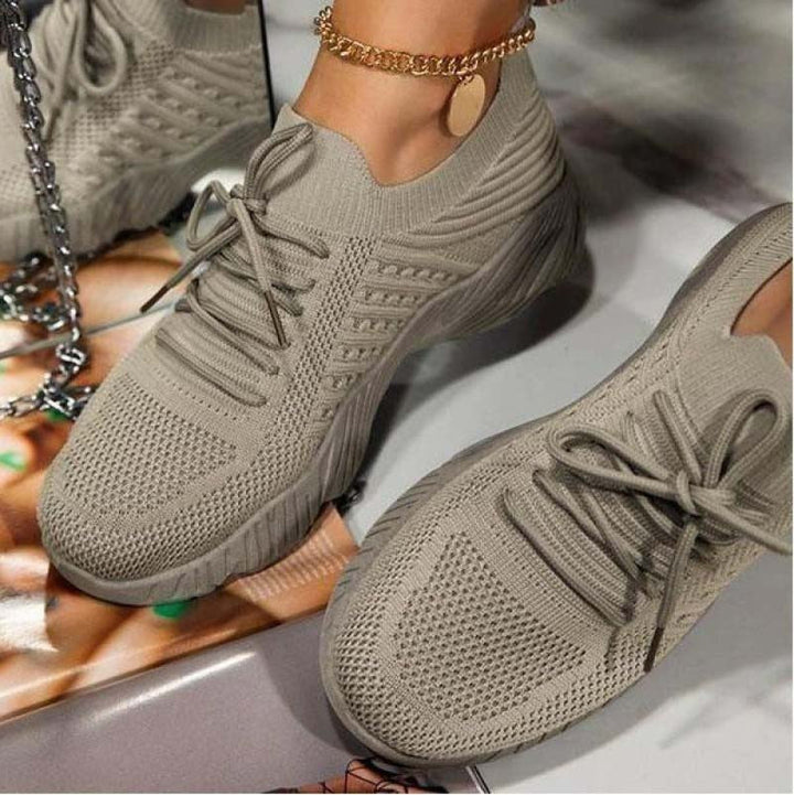 Modische Damen Plateau Sneaker von niedrigem Winkel. Leichte & bequeme Damenschuhe mit vulkanisierter Sohle für Alltag.