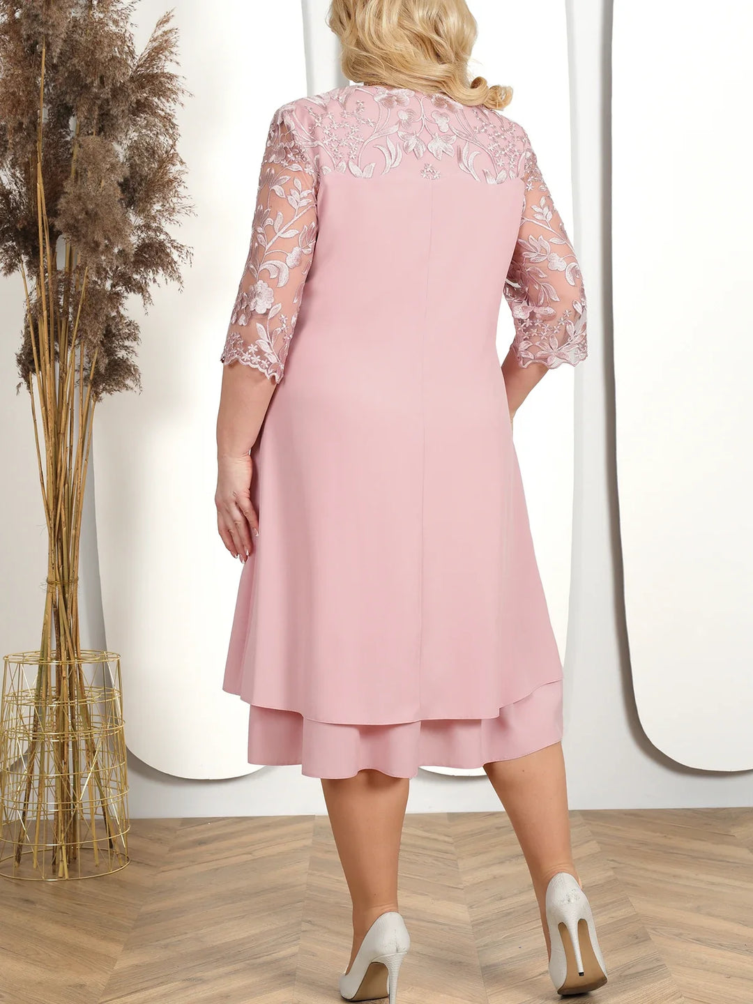 Romantisches Abendkleid Plus Size in Rosa, aufwendig bestickt, komfortabel & stilvoll.