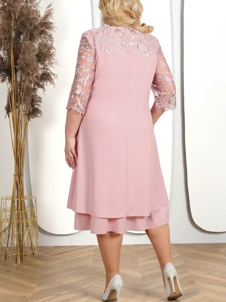 Romantisches Abendkleid Plus Size in Rosa, aufwendig bestickt, komfortabel & stilvoll.