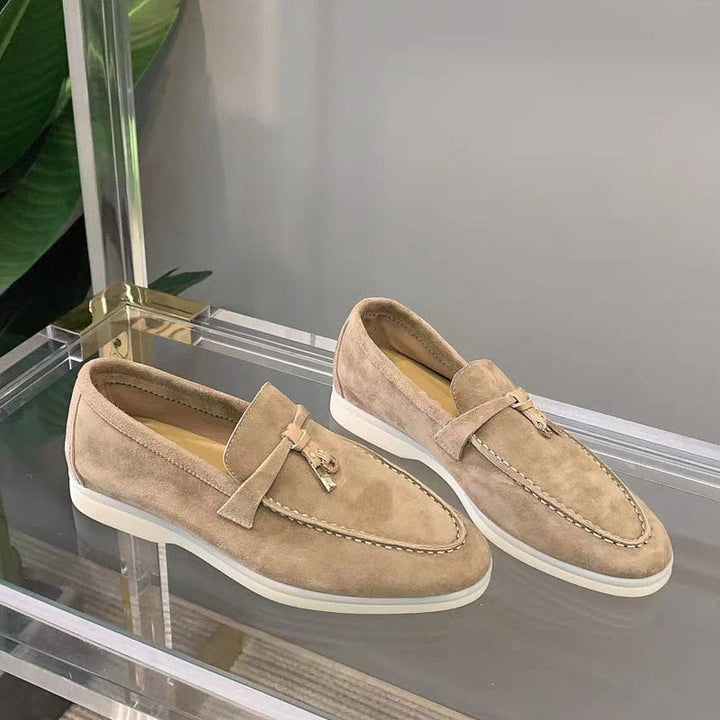 Schwarze Damen Loafer Flats. Bequeme und elegante Schlupfschuhe, vielseitig kombinierbar für Büro und Freizeit.