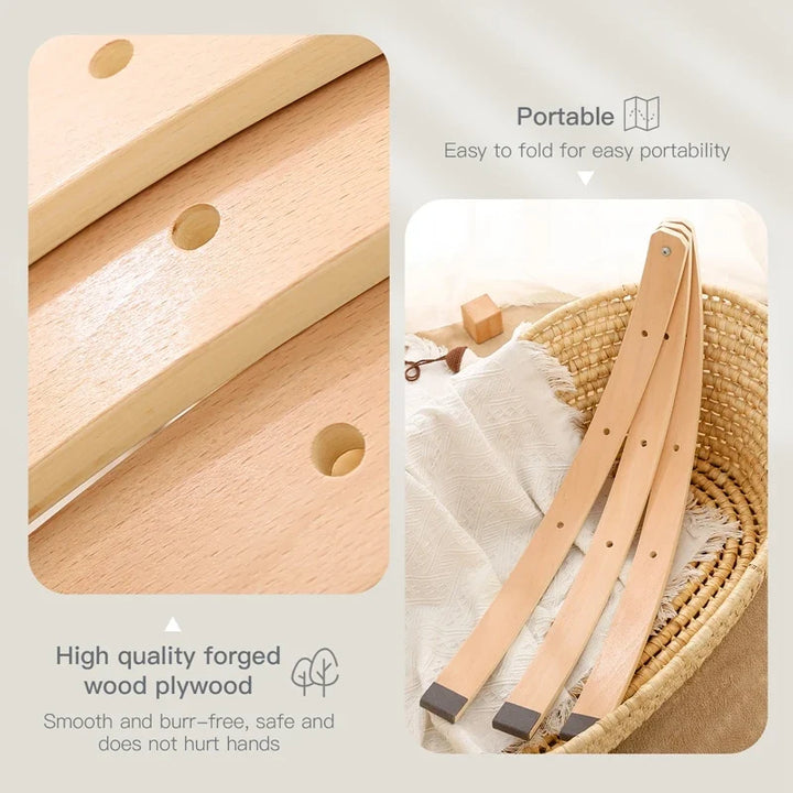 Stilvoller Holz Aktivitätsbogen für Babyzimmer, mit bunten Greifspielzeugen zur Sinnesentwicklung von Babys.