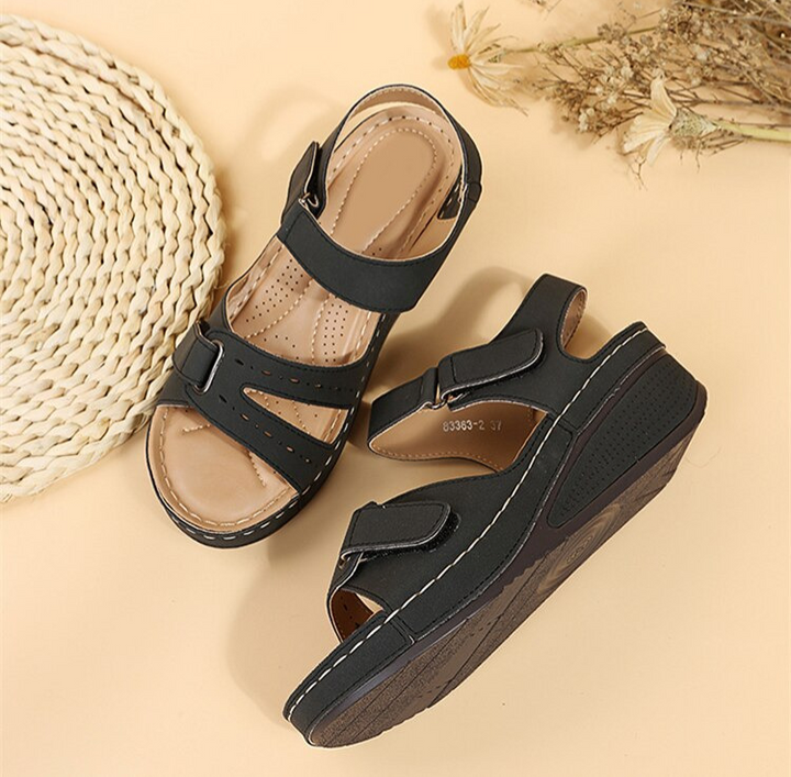 Leichte Damensandalen Olga, orthopädisch & bequem, ideal für warme Sommertage und Fußgesundheit.